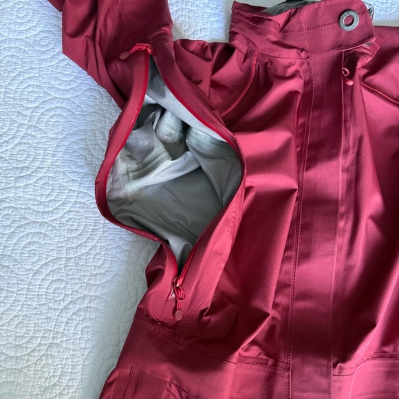 MEC Women's waterproof jacket size 4 - Picture 14 of 15